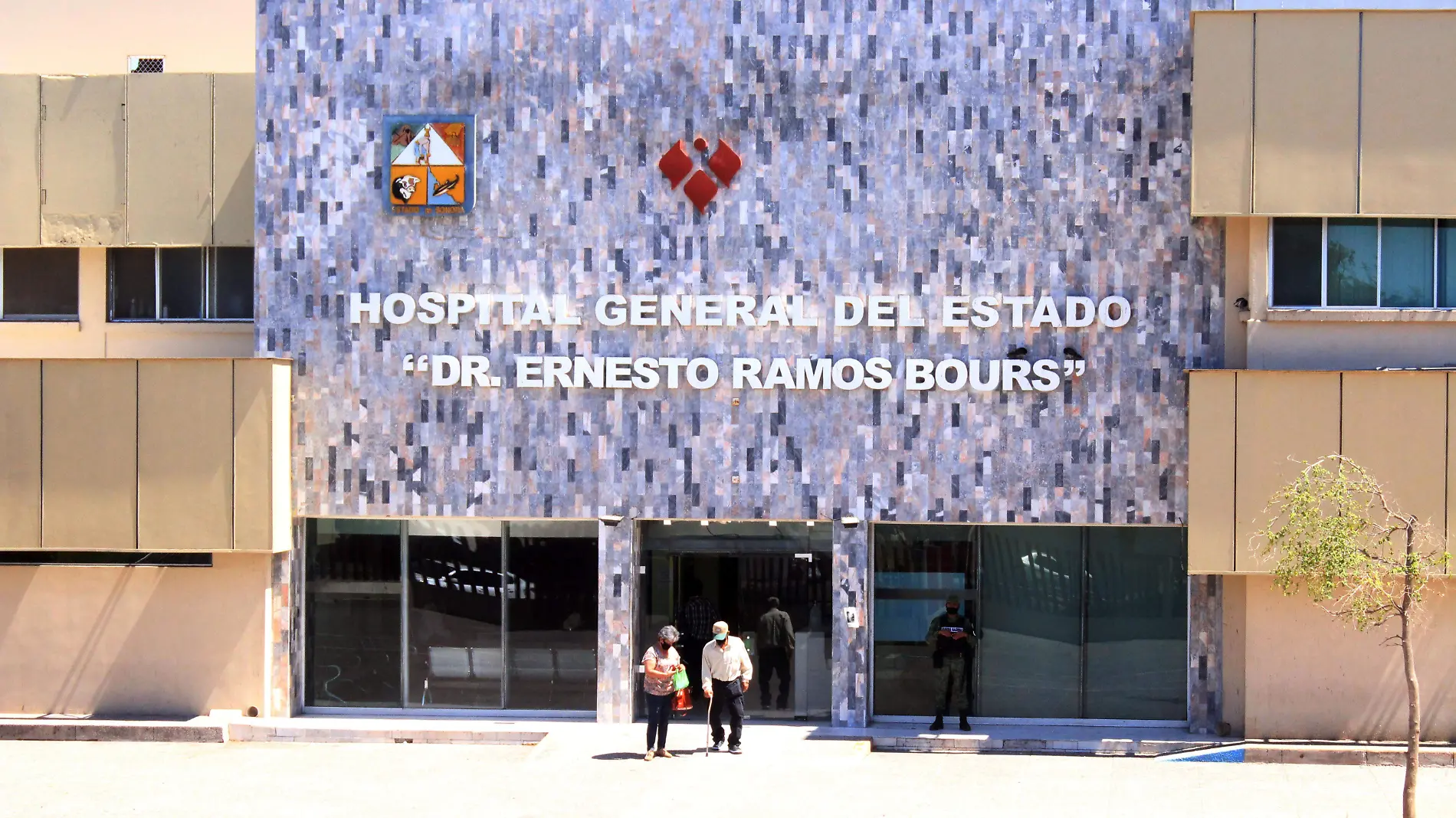 170620- Gente entrando y saliendo del Hospital General- Anny Peñuñuri (2)